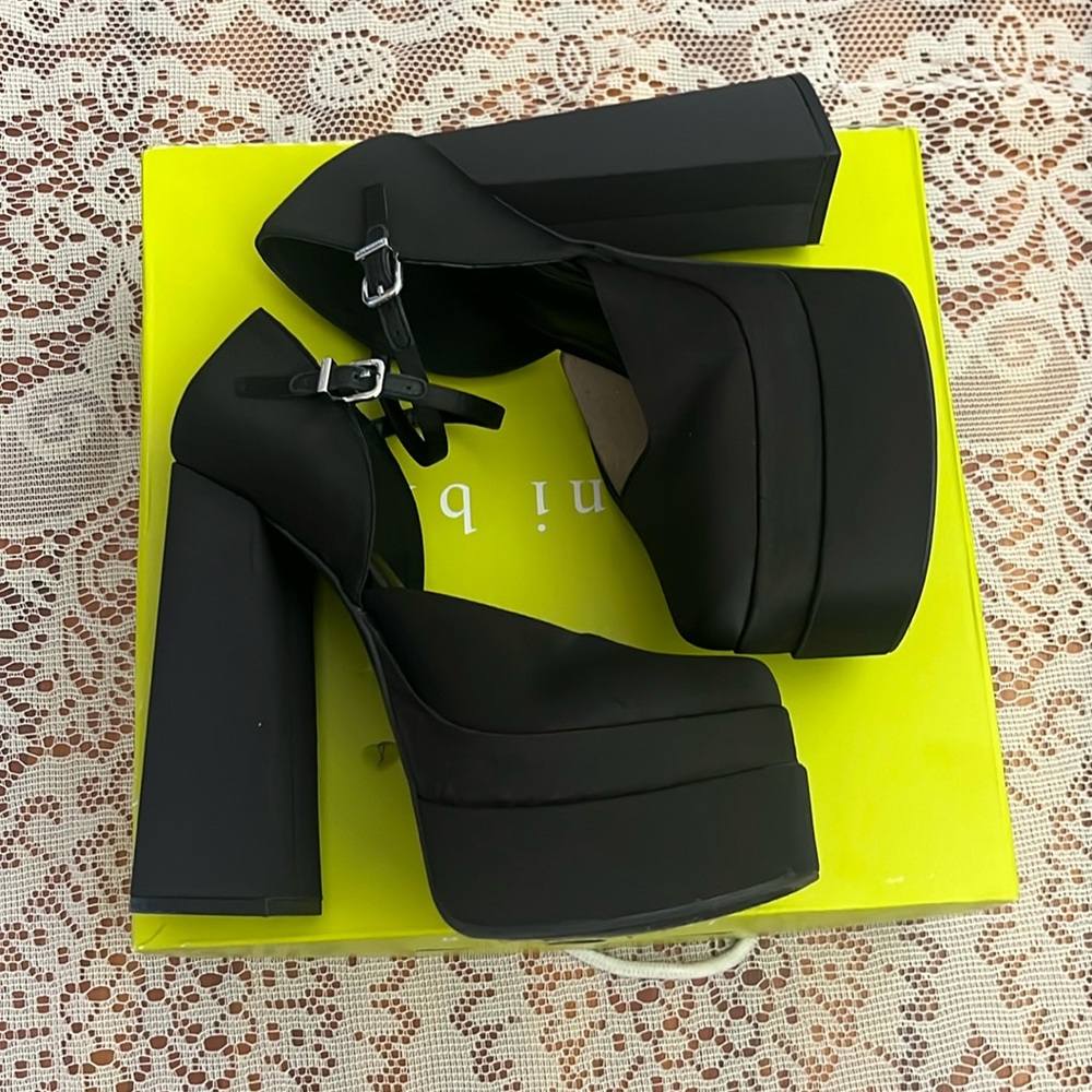 Like New 🌹Gianni Bini Black Square Toe Mary Jane Heels Size 8